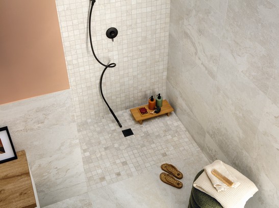 Kleine, moderne Badezimmer mit Bodenbeläg und Wandverkleidung in beige Steinoptik
