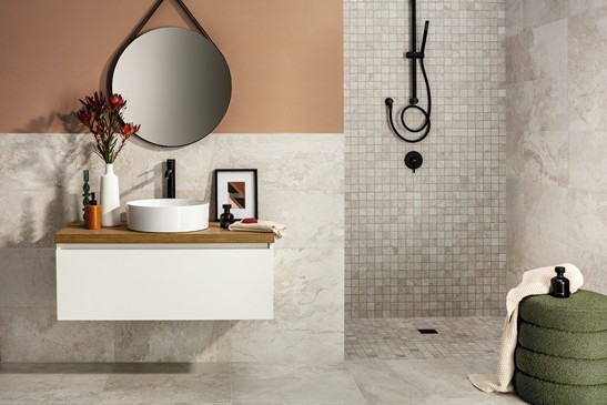 Modernes kleines Badezimmer mit Duschwandfliesen aus Mosaik Steinoptik im rustikalen Stil