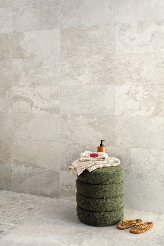 Modernes Badezimmer mit Dusche, beigefarbene Fliesen mit Steinoptik im rustikalen Stil