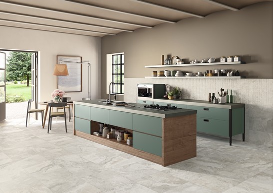 Cucina moderna e lineare con pavimento e mosaico effetto pietra