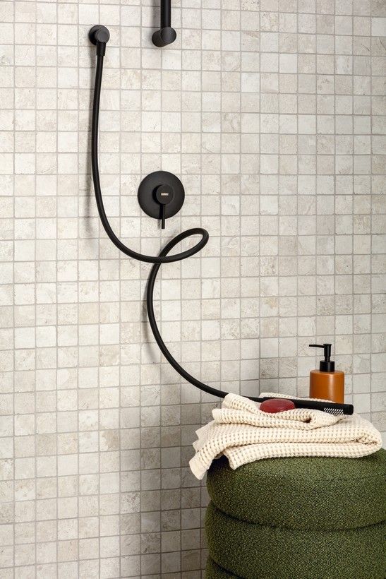 Salle de bains moderne avec douche en mosaïque effet pierre dans un style rustique