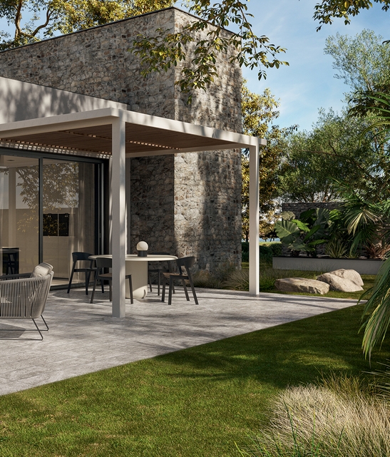 Moderne Terrasse mit Garten, Feinsteinzeug in Steinoptik mit Grautönen
