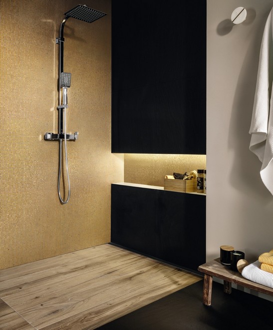 Luxuriöses Bad mit goldener Mosaik in Dusche, Wanne mit Holzoptik, Boden-und Wand mit Steinoptik 