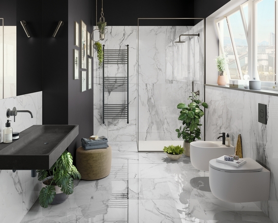 Petite salle de bains avec douche, moderne imitation marbre blanc : une touche de luxe.