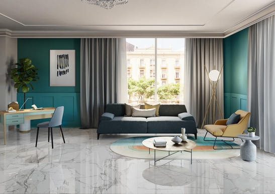 Elegantes Wohnzimmer mit luxuriösem, weiß glänzenden Bodenfliesen in Marmoroptik und blauen Farbtönen