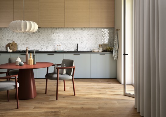 Cuisine moderne de luxe avec sol en grès cérame effet bois marron et revêtement en mosaïque effet marbre blanc