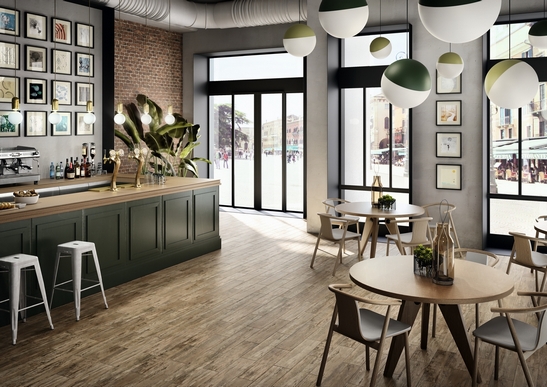 Modernes Restaurant -Cafe: Rustikaler brauner Feinsteinzeugboden in Holzoptik und Beigetöne