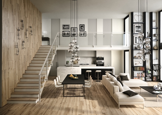 Séjour ouvert chic : carrelage effet bois naturel.