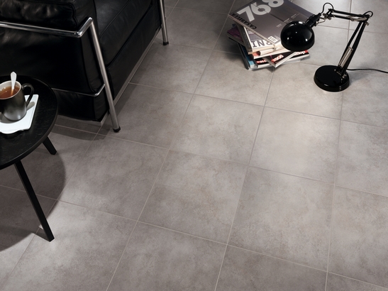 soggiorno classico, pavimento in gres effetto marmo grigio minimale