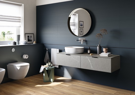 Salle de bains moderne luxueuse avec sol effet bois et revêtement bleu
