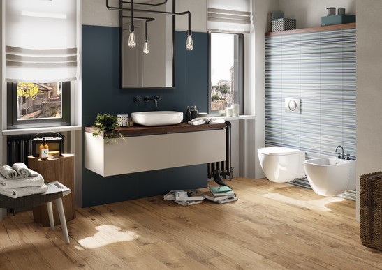 Bagno moderno con pavimento effetto legno e rivestimento blu