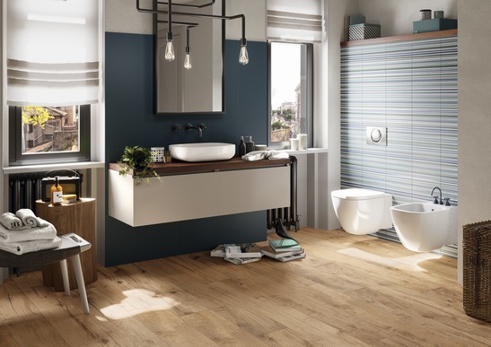 Salle de bains moderne avec sol imitation bois et revêtement bleu