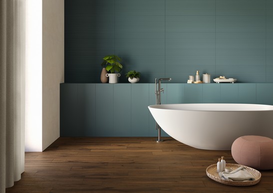 Salle de bains moderne classique avec revêtement bleu pour une touche de luxe