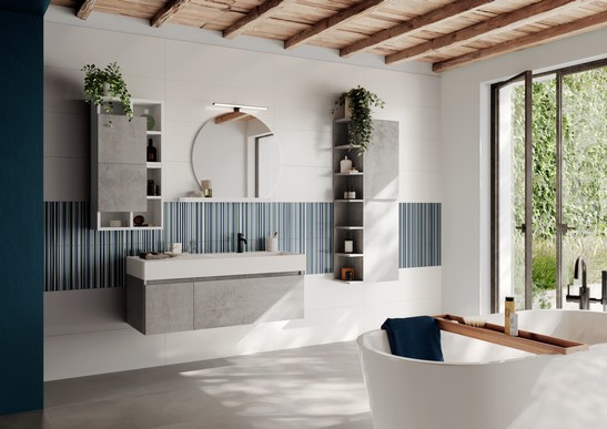 Bagno moderno con vasca e pavimento effetto cemento grigio