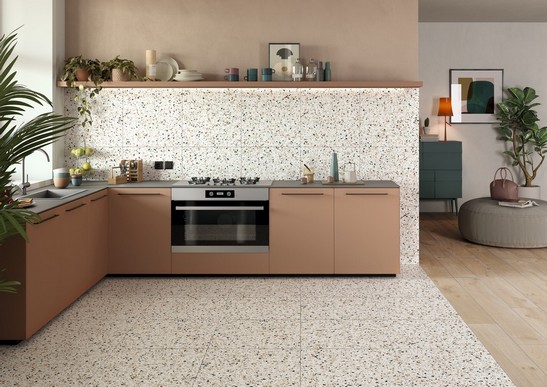 Cuisine ouverte en angle classique avec sol et mur effet terrazzo 