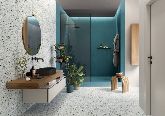 Bagno moderno con pavimento effetto graniglia verde e rivestimento blu