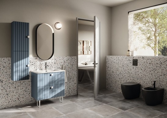 Bagno moderno stile industriale, pavimento effetto cemento, rivestimento effetto graniglia