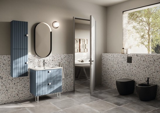Salle de bains moderne de style industriel, sol effet béton ciré, mur imitation terrazzo