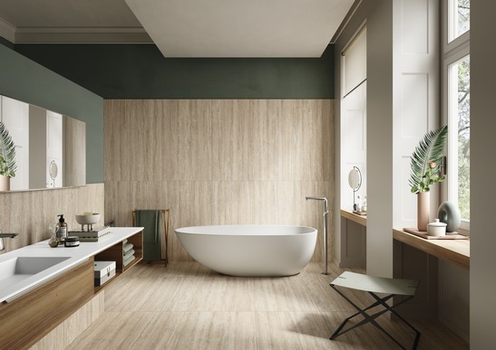 Bagno moderno classico con pavimento effetto marmo beige