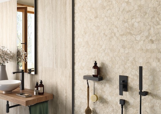 Modernes und luxuriöses Badezimmer mit Wandfliesen in der Dusche Marmoroptik Beige