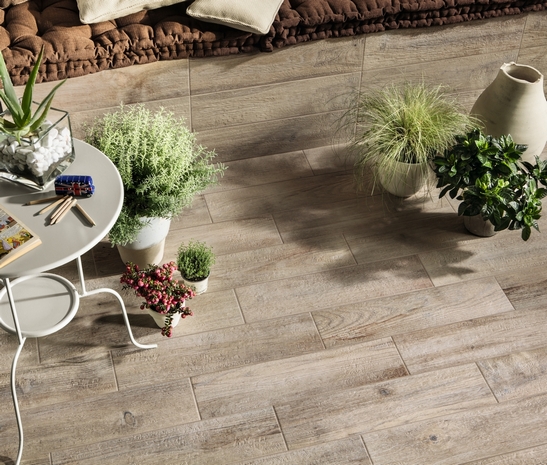 Balcon moderne dans des tons de beige, sol en grès cérame effet bois.