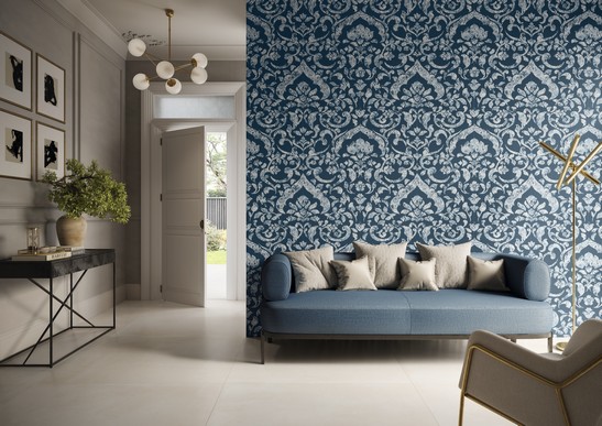 Klassisches Wohnzimmer mit Blau-weißem Feinsteinzeug in Tapetenoptik für einen luxuriösen Hauch