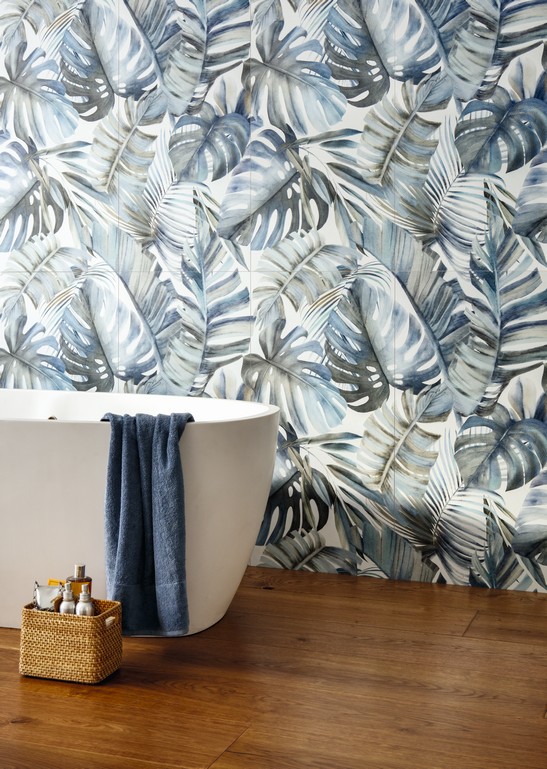 Salle de bains moderne avec baignoire, grès cérame imitation bois et carrelage mural effet papier peint.