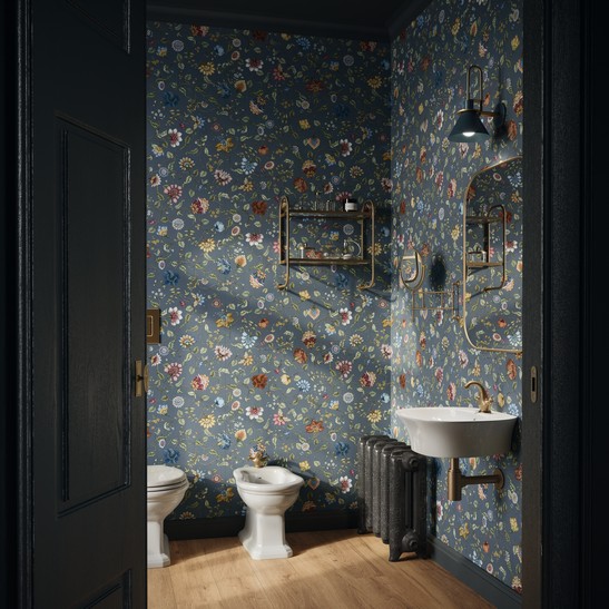 Salle de bains avec carrelage mural effet papier peint floral coloré vintage.