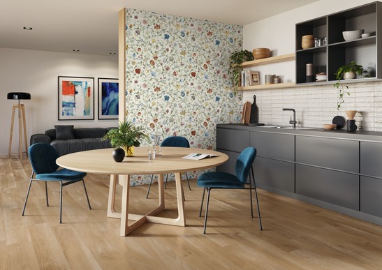 Luxuriöse offene Küche mit Holzoptik und Blumen-Tapetenoptik für einen modernen Hauch