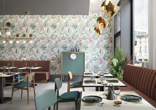 Bar-restaurant moderne avec carrelage mural effet papier peint.