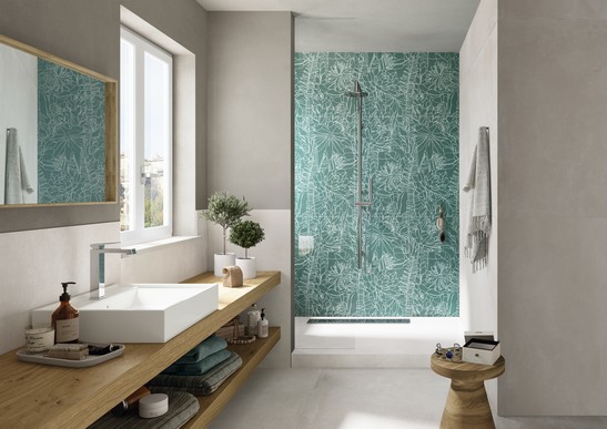 Salle de bains moderne avec carrelage mural effet papier peint et sol en faux ciment.