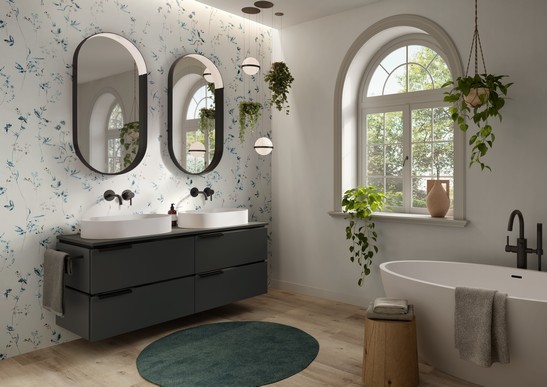 Badezimmer im Vintage Stil mit Badewanne und Wandfliesen Tapetenoptik Weiss und Blau