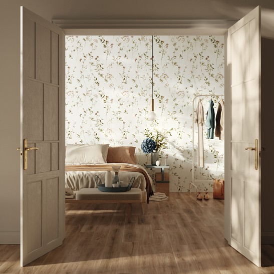Chambre classique avec carrelage mural effet papier peint dans des tons de beige.