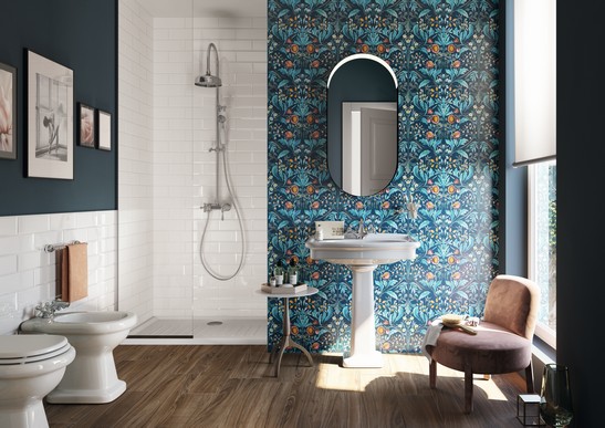 Petite salle de bains avec douche. Sol imitation bois et grès cérame effet papier peint bleu.