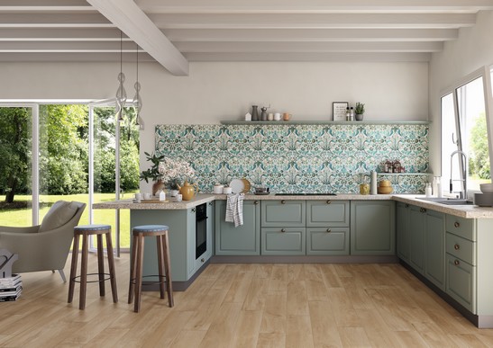 Cuisine rustique avec bar, grès cérame effet bois et papier peint pour une touche classique.