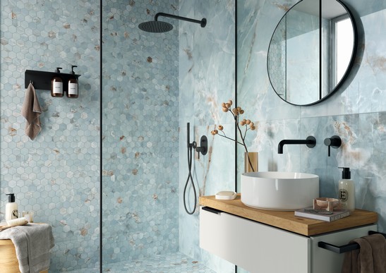 Salle de bains petite et moderne avec douche, carrelage effet marbre bleu brillant