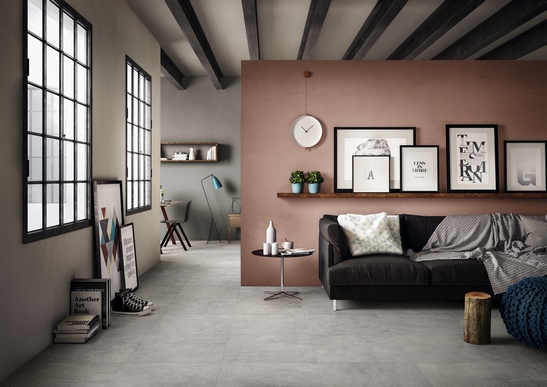 Modernes Wohnzimmer: Feinsteinzeug in Zementoptik in Grautönen