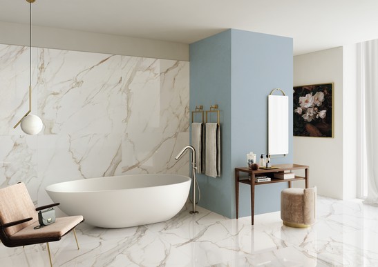 Modernes Badezimmer mit Badewanne, Feinsteinzeug in Marmoroptik Weiß/Beige für einen luxuriösen Hauch