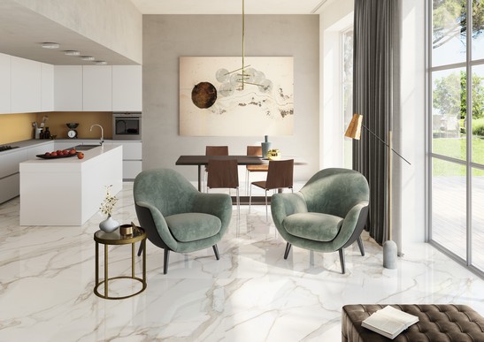 Séjour ouverte dans des tons de beige avec un grès cérame effet marbre blanc.