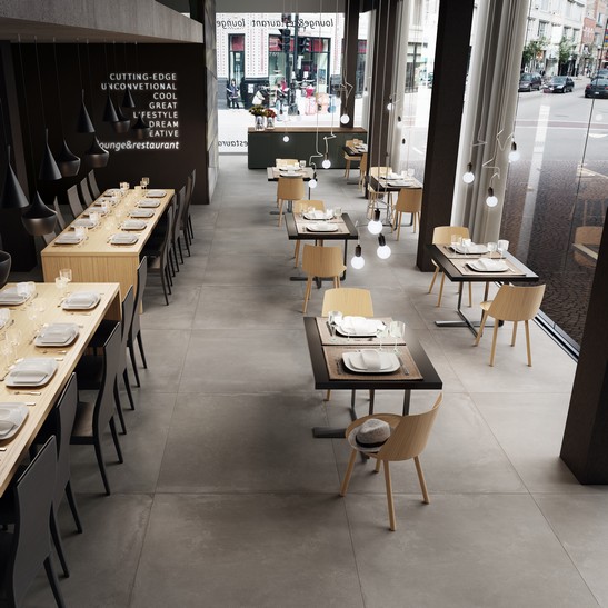 Terrasse de bar-restaurant moderne avec sol imitation béton pour une touche industrielle.