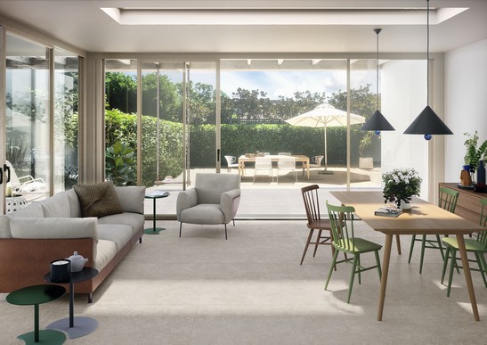 Elegantes modernes Wohnzimmer mit Boden in Grautönen Steinoptik