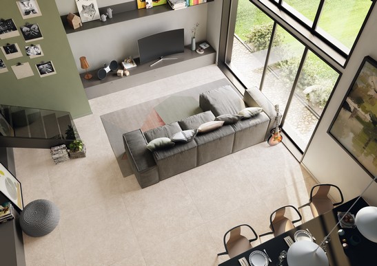 Offenes Wohnzimmer mit beigem Steinoptik Boden für einen modernen Touch