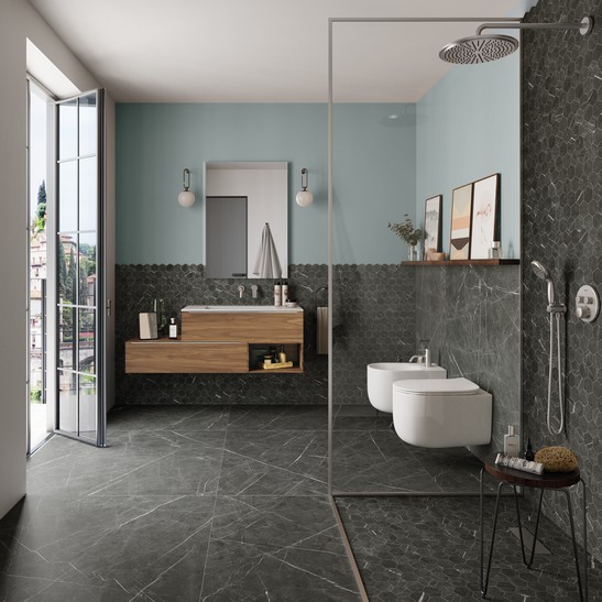 Modernes Badezimmer mit Boden aus grauer Marmoroptik für einen luxuriösen Hauch