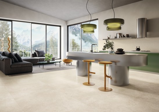 Cuisine de luxe style industriel avec îlot et sol effet pierre beige