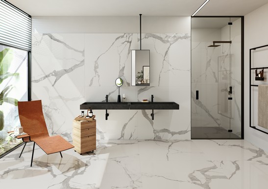 Modernes Badezimmer mit Feinsteinzeug in weiß-grauer Marmoroptik, luxuriös