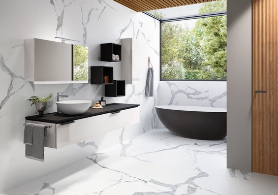 Salle de bains minimaliste avec baignoire, grès cérame effet marbre blanc moderne.