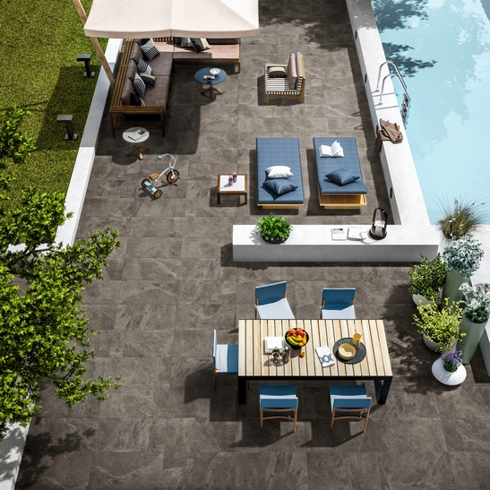Terrasse moderne avec piscine, sol imitation pierre noire et tons bleus.