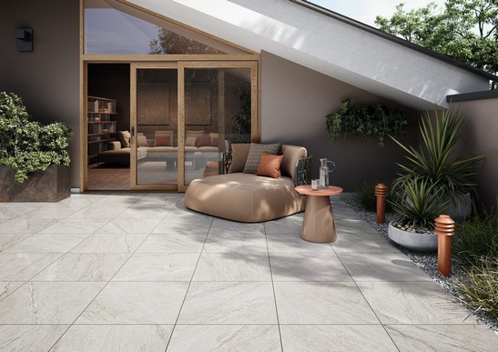 Terrazza moderna con pavimento effetto pietra bianca