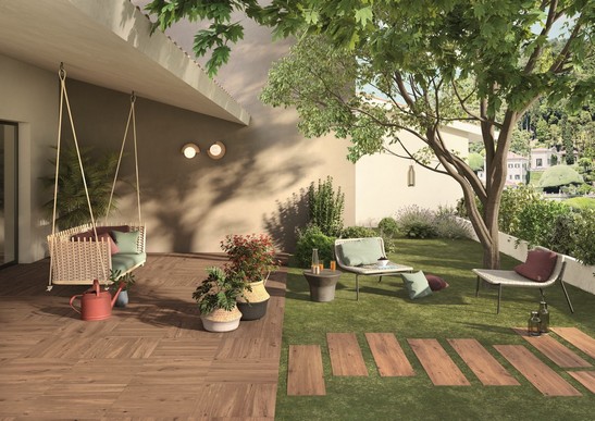 Moderner Außenbereich mit Patio und Garten, Boden in Holzoptik 