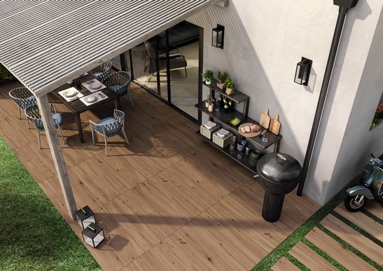 Extérieur moderne avec porche et sol effet bois